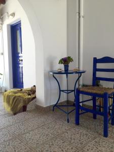 een kamer met een tafel en een stoel en een tafel met een plant bij Selini Studios in Koufonisia