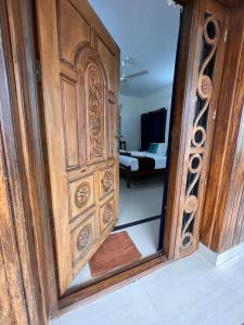 Puerta de madera con vistas a la sala de estar en Hosteller's, en Varkala