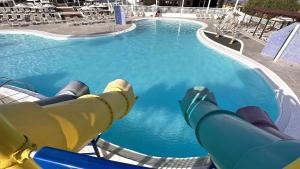 Der Swimmingpool an oder in der Nähe von Caleta Dorada