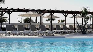 Der Swimmingpool an oder in der Nähe von Caleta Dorada