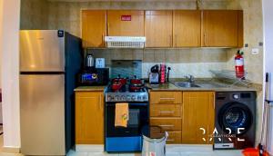 Kuchyň nebo kuchyňský kout v ubytování Rare Holiday Homes - Close to FIVE Hotel - Lavender Tower 2, Jumeirah Village Circle- RG012