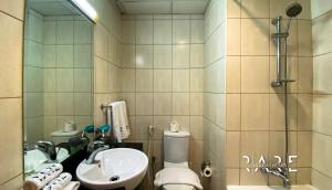 Koupelna v ubytování Rare Holiday Homes - Close to FIVE Hotel - Lavender Tower 2, Jumeirah Village Circle- RG012