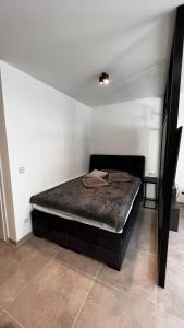 a bedroom with a large bed in a room at Luxus Appartement im Zentrum Düsseldorfs in Düsseldorf