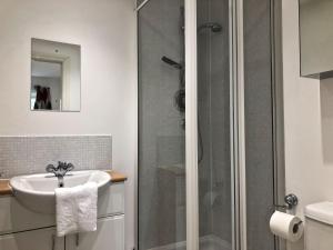 a bathroom with a shower and a sink at A 3 bedroom townhouse is located in the centre of Newbury in Newbury