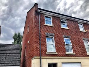 a brick building with windows on the side of it at A 3 bedroom townhouse is located in the centre of Newbury in Newbury