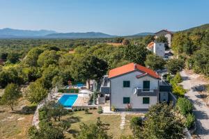 uma vista aérea de uma casa com piscina em Family Villa Old Garden with heated swimming pool and private tavern em Opanci
