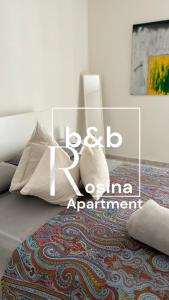 un letto con cuscini sopra con le parole migliori appartamento karmaarmaarma di Rosina apartment a Torre del Greco