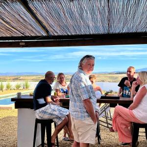 un grupo de personas sentadas en una mesa en LAS DUNAS Cave House Holidays, en Benamaurel
