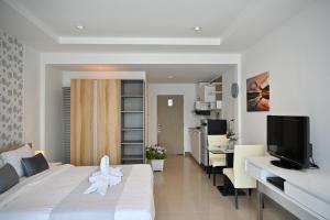 una habitación de hotel con una cama con un juguete de pescado. en Sivana Place Phuket en Bang Tao Beach
