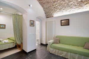 a living room with two green couches in a room at Primo mare, borgo dei pescatori in Cervo