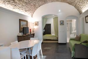 a living room with a table and a couch at Primo mare, borgo dei pescatori in Cervo