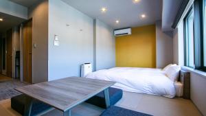 京都的住宿－Minn Kiyomizu-Gojo，一间卧室配有一张床和一张木桌