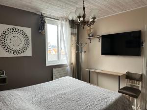 1 dormitorio con 1 cama y TV de pantalla plana en Villa les Buissonets en Berck-sur-Mer