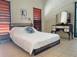 Tempat tidur dalam kamar di Lush 2Bedroom Apartment in Yamba Hinterland