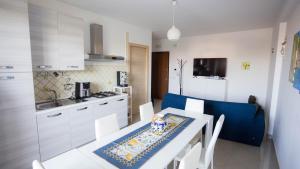 a kitchen and dining room with a table and chairs at EMMEA8 APARTMENTS RELAX in Angri
