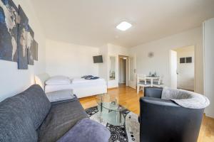 sala de estar con sofá y cama en Private Apartment, en Hannover