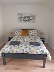 łóżko w pokoju z 2 szafkami nocnymi i 2 lampami w obiekcie Stunning New 3 Bed Townhouse w mieście Belmullet
