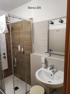 Koupelna v ubytování Hotel Pizboè + 37 fotografií