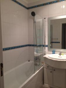 Bilik mandi di Tavira near the center - two bedroom with balcony +22 gambar