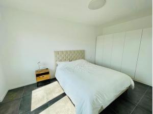 Ένα ή περισσότερα κρεβάτια σε δωμάτιο στο Large 1 bedroom in center with Terrace&Parking-67B