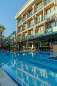 فندق وسبا لارين فاميلي - بوتيك كلاس في أنطاليا: مسبح فارغ امام الفندق