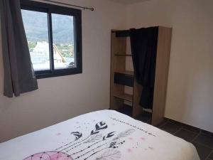 Postel nebo postele na pokoji v ubytování L appart attrape rêves cilaos