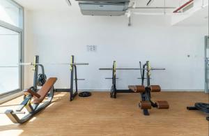 un gimnasio con varias bicicletas estáticas en una habitación en Private Room in Bright & Cozy Apt Near Downtown, Near Metro, Pool, Gym, en Dubái