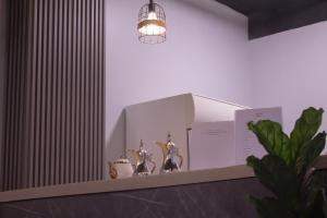 un estante con jarrones y una luz en él en منازل الريم (فرع العزيزية), en Riad