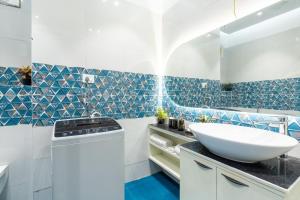 Ένα μπάνιο στο Homlee-Heaven in Hills 1BHK-Parking-Lift-Tapovan +62 φωτογραφίες