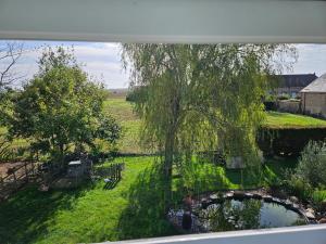 Vonkajšia záhrada v ubytovaní Au Nid des Champs, Agréable chambre d'hôtes, proche de Chartres