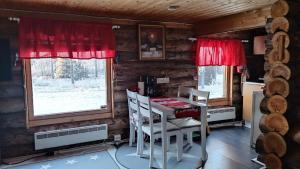 ein Esszimmer mit einem Tisch und Stühlen in einer Hütte in der Unterkunft In Love with Lapland Cabin in Ranua