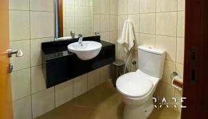 Ванна кімната в Rare Holiday Homes - Close to FIVE Hotel - City Skyline View - lavender 1 - R309 - Jumeirah Village Circle