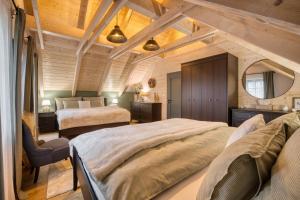1 Schlafzimmer mit 2 Betten in einem Zimmer in der Unterkunft Chalupa Na Rejvízu 