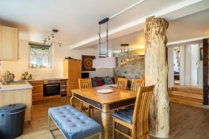 een keuken en eetkamer met een houten tafel en stoelen bij Artesana 2 Bleichnau in Tettnang