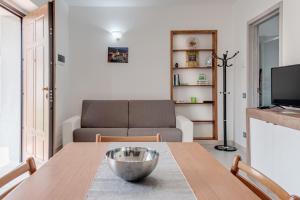 een woonkamer met een tafel en een bank bij Chalet La Greta - Casa vista campi in Firenzuola