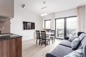 Televízia a/alebo spoločenská miestnosť v ubytovaní Rent like home - Dwie Motławy III z parkingiem