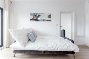 Posteľ alebo postele v izbe v ubytovaní Rent like home - Dwie Motławy III z parkingiem