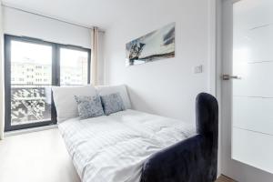 Posteľ alebo postele v izbe v ubytovaní Rent like home - Dwie Motławy III z parkingiem