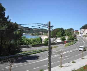 Blick auf eine Straße mit einem weißen Van. in der Unterkunft Apartamento Playa de Louro in Louro