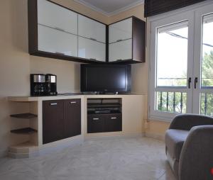 ein Wohnzimmer mit einem TV und einem Sofa in der Unterkunft Apartamento Playa de Louro in Louro