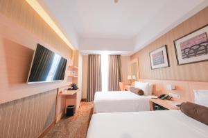 TV a/nebo společenská místnost v ubytování Hotel Chanti Managed by TENTREM Hotel Management Indonesia