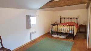 Un dormitorio pequeño con una cama y una ventana. en Gîte Chez Chenon, en Saint-Sulpice-de-Ruffec
