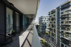 balcone con sedie e vista sulla città di Modern Riverfront Apartment with Free Parking a Budapest