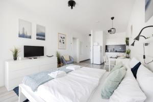 Sala de estar blanca con cama grande y sofá en Modern Riverfront Apartment with Free Parking en Budapest
