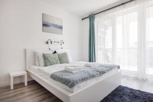 Postel nebo postele na pokoji v ubytování Modern Riverfront Apartment with Free Parking + 20 fotografií