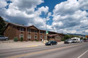 a street with cars parked in front of a building at Super 8 by Wyndham Gardiner/Yellowstone Park Area in Gardiner