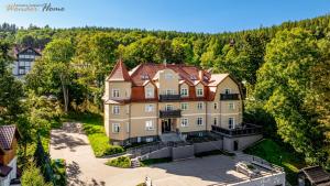 z góry widok na duży dom w lesie w obiekcie Wonder Home - Apartament blisko Ski Arena, szlaków turystycznych i Kościółka Wang w mieście Karpacz
