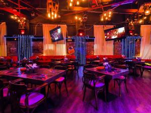 Um restaurante ou outro lugar para comer em Ibis World Trade Centre