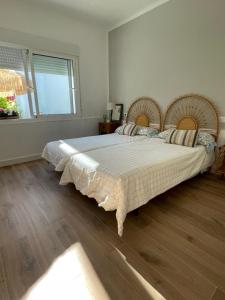 1 dormitorio con 1 cama grande y 2 cabeceros de madera en Chalet SAO PAULO cerca de la playa, en San Pedro del Pinatar