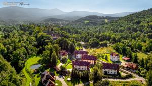 an aerial view of a mansion in the mountains at Wonder Home - Apartamenty z prywatnymi saunami, w zielonej części Karpacza in Karpacz